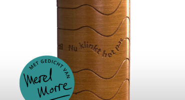 Waymood Design Urn met gedicht NU IS HET STIL van Merel Morre in notenhout