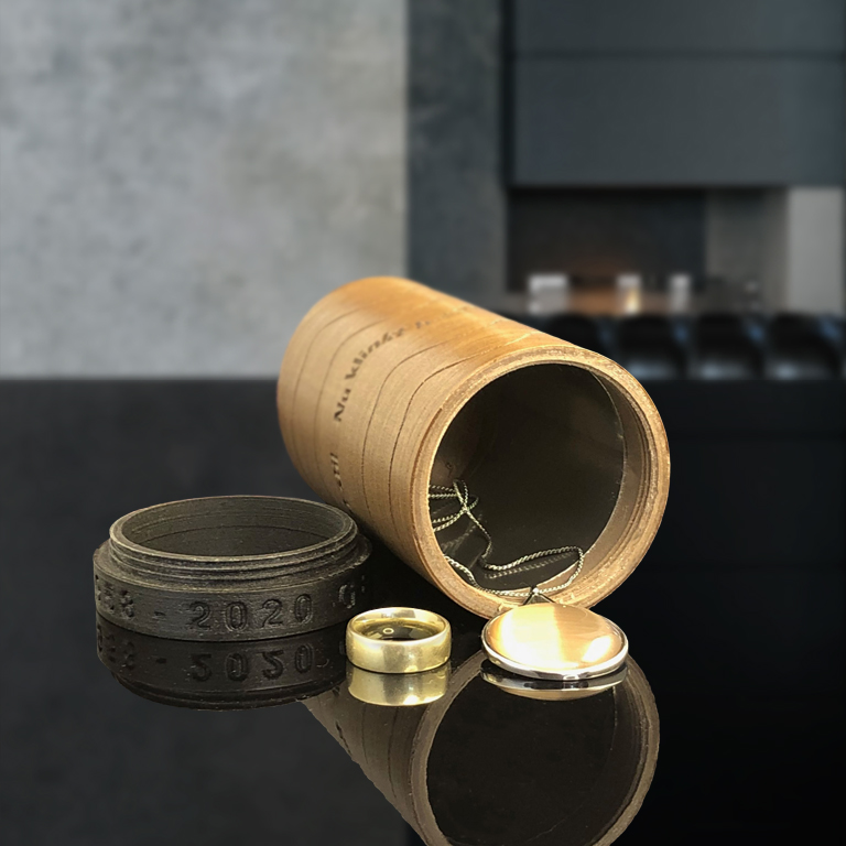 Kleine houten urn als bewaarplek voor sieraden