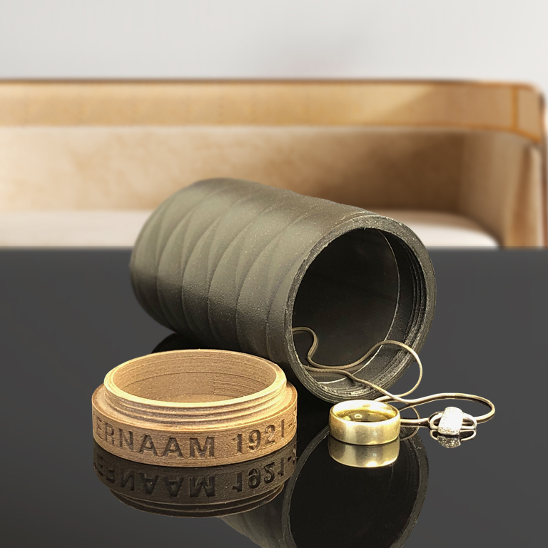 Kleine houten urn RUST ZACHT als bewaarplek voor sieraden