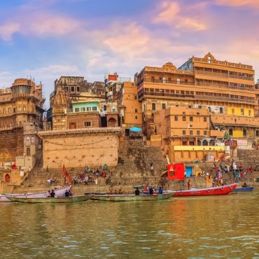In India wordt de as van een crematie vaak verspreid in de Ganges rivier